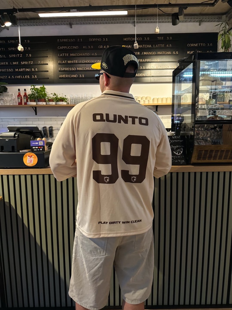 Gregor von hinten im Qunto-Shirt mit der Nummer 99