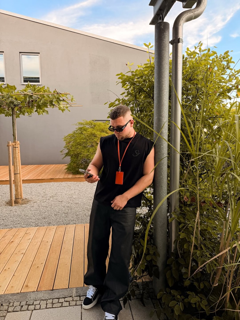 Gregor im ruhigen Sonntags-Outfit im Garten
